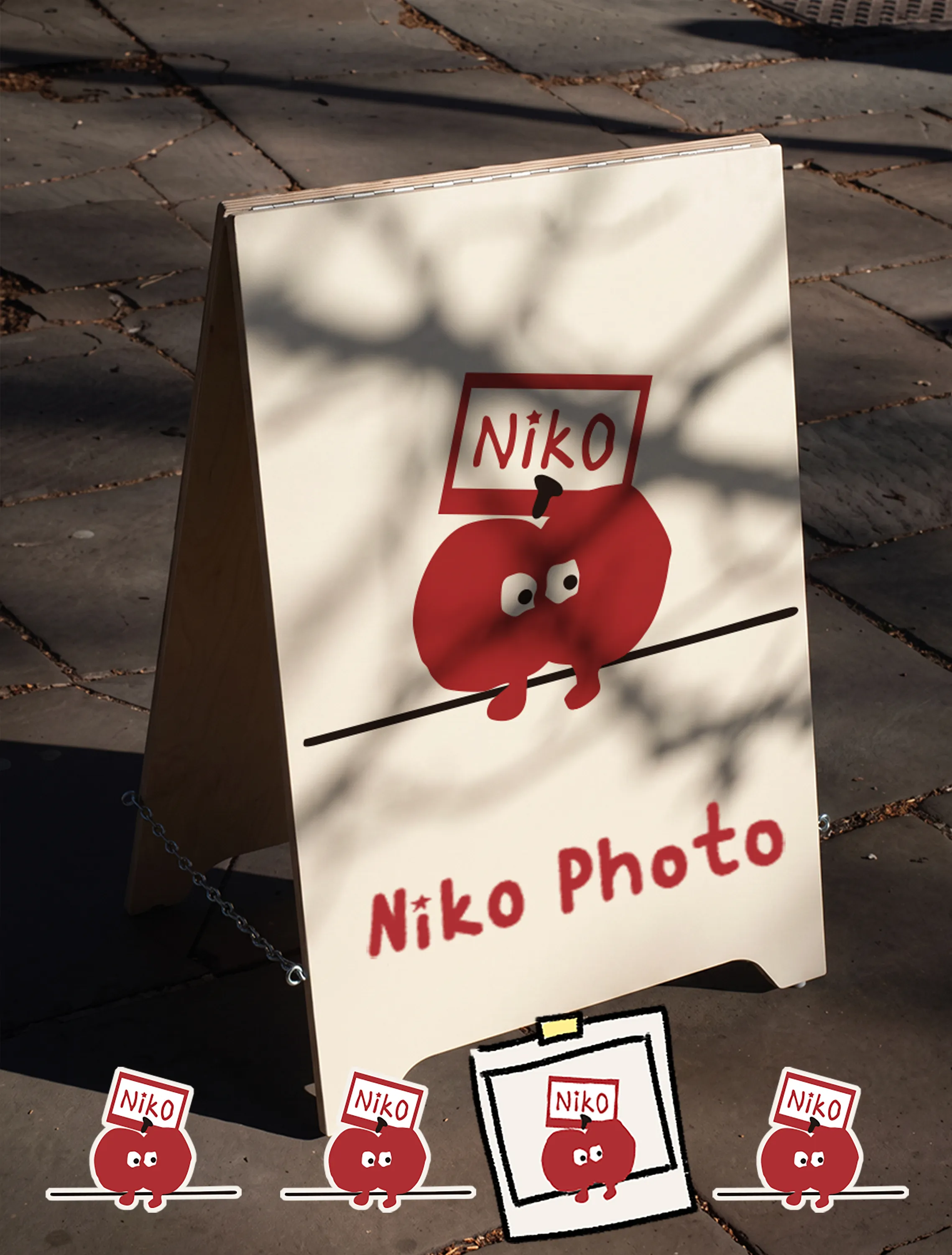 阳光下的 Niko Photo 门口立牌